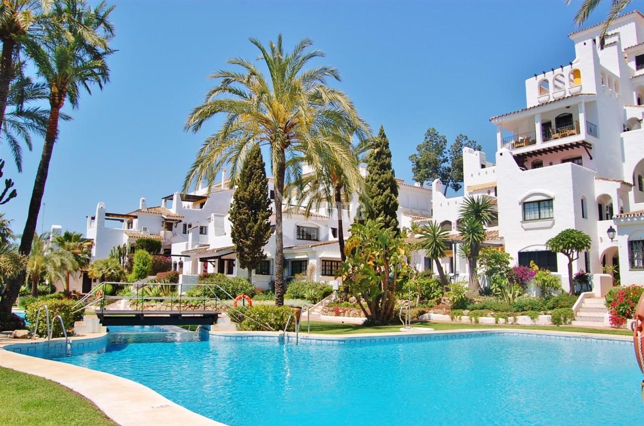 A4033 Nice Apartment in Nueva Andalcuia Marbella (13) (Large)