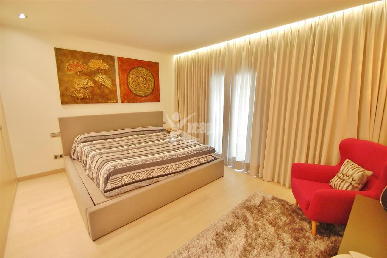 A5686 Frontline Puerto Banus Apartment for sale Marbella Spain (16)