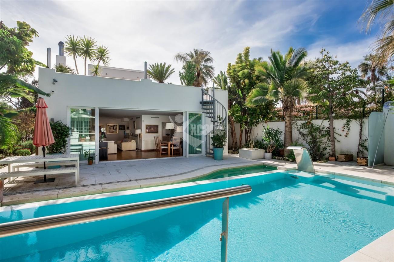 Modern Beachside Villa for sale Marbella Golden Mile Spain (20) (Large)