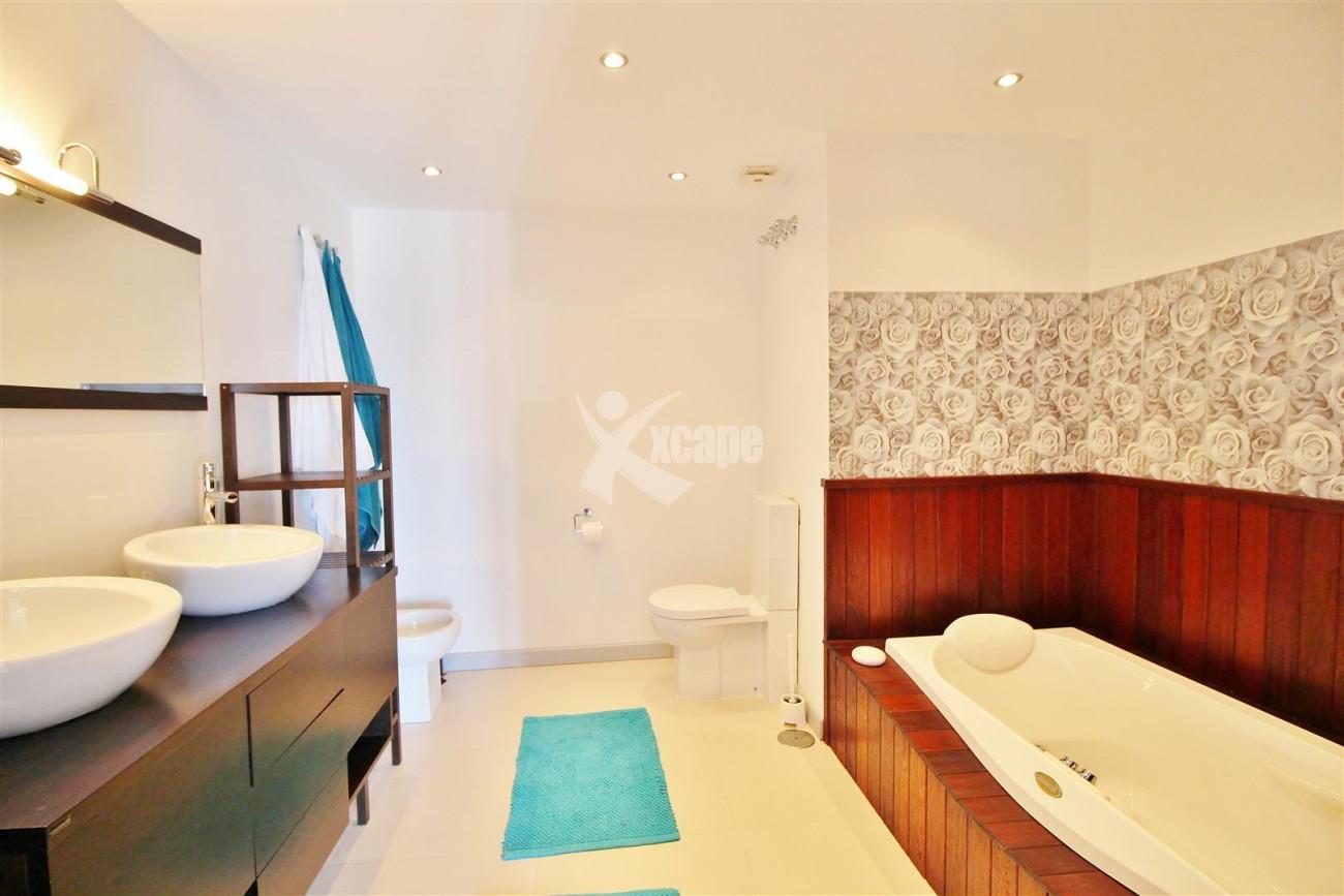 Luxury Modern Style Apartment for sale Puerto Banus Marbella Spain (20) (Large)