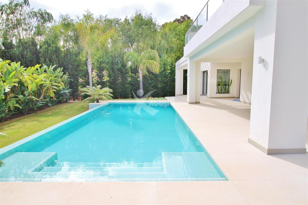 Contemporary Beachside Villa for sale Marbella Spain  (6) (Large)