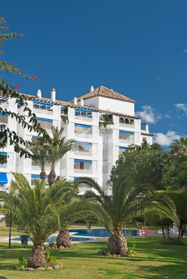 Luxury apartment for sale Puerto Banus Marbella Spain (9) (Large)