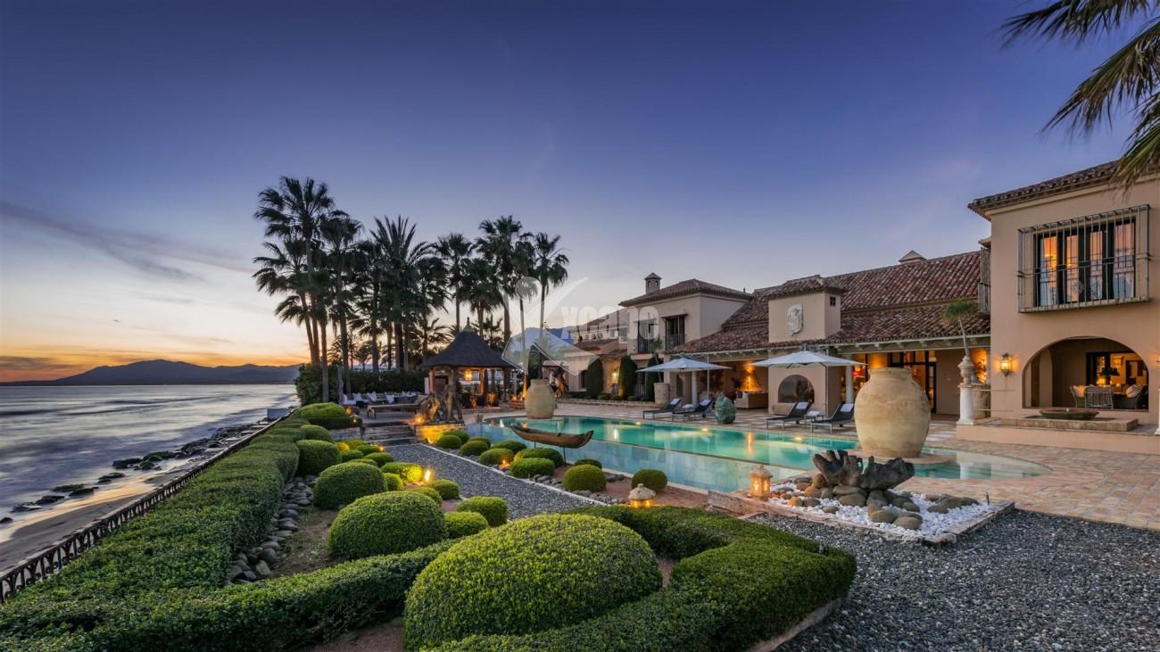 Exclusive Beachfront Villa for sale Marbella East (36) (Large)