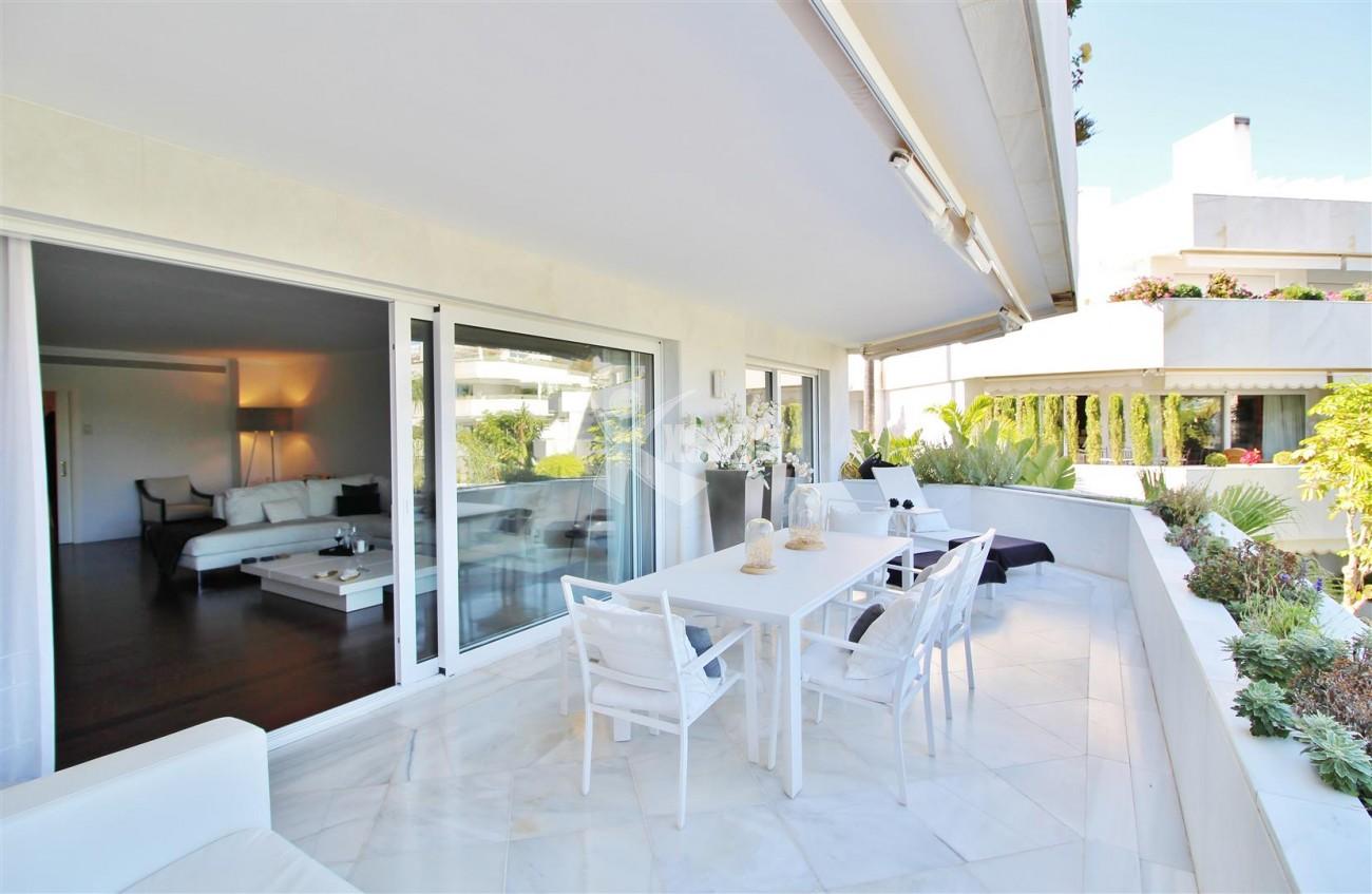 Frontline Golf Luxury Apartment for sale Nueva Andalucia Marbella Spain (16) (Large)