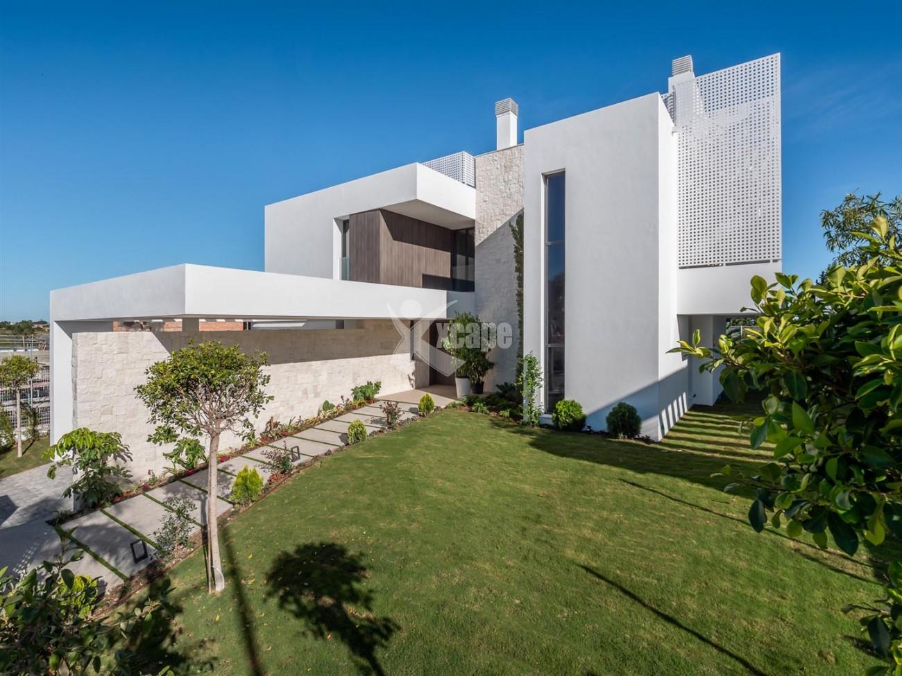 Luxury Contemporary Villa for sale Estepona Spain (48) (Large)