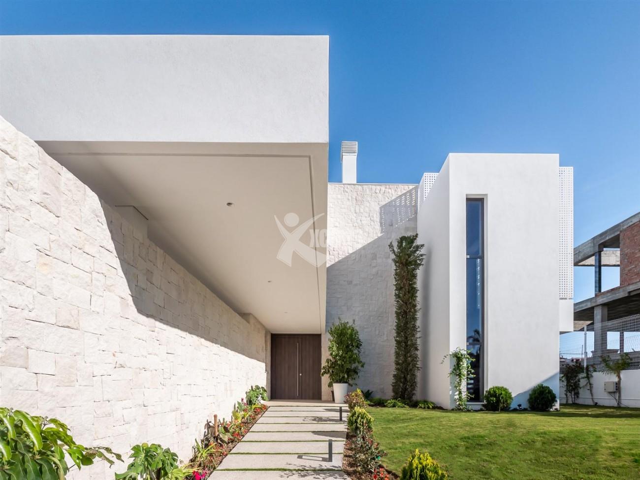 Luxury Contemporary Villa for sale Estepona Spain (45) (Large)