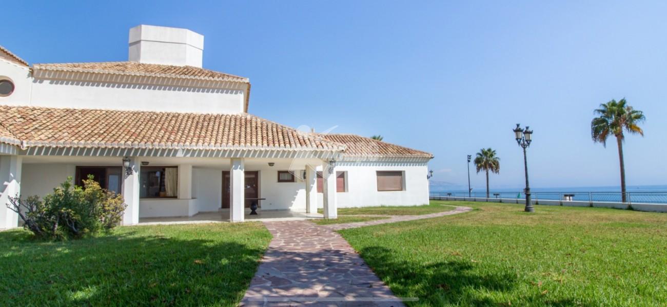 Beachfront villa for sale Fuengirola Spain (16)